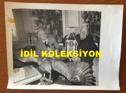 BEŞİKTAŞ'IN EFSANE BAŞKANI SÜLEYMAN SEBA'NIN ORİJİNAL 2'Lİ BÜYÜK BOY FOTOĞRAF SETİ, 24 x 18 cm EBADINDA - SÜLEYMAN SEBA KENDİSİNİ ZİYARETE GELEN KONUĞU İLE ODASINDA HARTAL HEYKELİNİN ÖNÜNDE SOHBET EDERKEN ÇEKİLMİŞ 2 FARKLI KARE