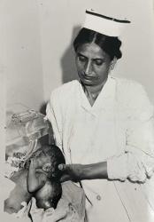 Yeni doğmuş olan bir bebeği tutarken çekilmiş olan yetişkin bir ebenin fotoğrafı.ORJİNAL SİYAH & BEYAZ 17x12cm EBADINDA - 1940'LAR, 1950'LER, 1960'LAR ve 1970'LER