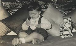 Bir evde oturup kahve falına bakarken çekilmiş olan küçük Semih'in fotoğrafı.ORJİNAL SİYAH & BEYAZ 17x12cm EBADINDA - 1940'LAR, 1950'LER, 1960'LAR ve 1970'LER