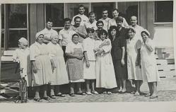 Bir hastahanede yeni doğum yapmış kadın ile poz veren yakınları ve ebelerin fotoğrafı.ORJİNAL SİYAH & BEYAZ 17x12cm EBADINDA - 1940'LAR, 1950'LER, 1960'LAR ve 1970'LER