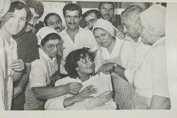 Yeni doğum yapmış olan kadının yakınları ile gülümseyip poz verirken çekilmiş olan fotoğrafı.ORJİNAL SİYAH & BEYAZ 17x12cm EBADINDA - 1940'LAR, 1950'LER, 1960'LAR ve 1970'LER