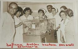 Yeni doğmuş olan çocuklarla poz veren hastane personellerinin fotoğrafı. 22 Eylül 1984 .ORJİNAL SİYAH & BEYAZ 17x12cm EBADINDA - 1940'LAR, 1950'LER, 1960'LAR ve 1970'LER