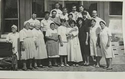 Yeni doğum yapmış olan kadının hastane personelleri ile çekilmiş olan fotoğrafı.ORJİNAL SİYAH & BEYAZ 17x12cm EBADINDA - 1940'LAR, 1950'LER, 1960'LAR ve 1970'LER