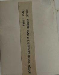 Eli kulağında olup yakın açıdan çekilmiş olan küçük bir çocuğun fotoğrafı. BABASI ASKERDE OLAN 2 YAŞINDAKİ HÜLYA GÖKÇE .ORJİNAL SİYAH & BEYAZ 12x7cm EBADINDA - 1940'LAR, 1950'LER, 1960'LAR ve 1970'LER