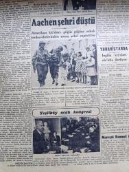 Cumhuriyet Gazetesi - 16 Birinciteşrin (Ekim) 1944 -  Bundan Sonra Harp Değil İntihardır Yazan Abidin Daver Köşe Yazısı - Macaristan Mütareke İstedi - Genelkurmay Başkanının Macar Ordusuna Günlük Emri - Sovyet Orduları Prusyaya Girdi Fotoğraf - Ankara'da At Yarışları - Başvekilimiz Şükrü Saracoğlu Amatör Atçıları Kabul Ederek Kendilerine İltifatta Bulundu - Aachen Şehri Düştü - Belçika'da Kurtarılan Bir Şehirde Çocuklar Amerikan Askerlerini Çiçeklerle Karşılıyor Fotoğraf - Mussolini'nin Siyah Gömleklilere Hitabesi - Mareşal Rommel Öldü - Yunanistan'da İngiliz Kıtaları Süratle İlerliyor - Tifo Hastalığı Artıyor - Bütün Liselerde Bir Spor Yurdu Kuruluyor - Düşman İşgaline Uğrayan Memleketler - Doludizgin Yazan Rene Fanjailaz Yazı Dizisi - Karanlıkta Yürümenin Adabı Yazan Burhan Felek Köşe Yazısı - Churchill Şerefine Verilen Müsamere - Bugünkü Radyo Programı - Bulmaca - Derman Ağrı Kesici - Rida Diş Suyu - Tural Öksürüğü Ve Bronşiti Derhal Keser - Soğuk Algınlığına Karşı Koton