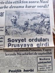 Cumhuriyet Gazetesi - 16 Birinciteşrin (Ekim) 1944 -  Bundan Sonra Harp Değil İntihardır Yazan Abidin Daver Köşe Yazısı - Macaristan Mütareke İstedi - Genelkurmay Başkanının Macar Ordusuna Günlük Emri - Sovyet Orduları Prusyaya Girdi Fotoğraf - Ankara'da At Yarışları - Başvekilimiz Şükrü Saracoğlu Amatör Atçıları Kabul Ederek Kendilerine İltifatta Bulundu - Aachen Şehri Düştü - Belçika'da Kurtarılan Bir Şehirde Çocuklar Amerikan Askerlerini Çiçeklerle Karşılıyor Fotoğraf - Mussolini'nin Siyah Gömleklilere Hitabesi - Mareşal Rommel Öldü - Yunanistan'da İngiliz Kıtaları Süratle İlerliyor - Tifo Hastalığı Artıyor - Bütün Liselerde Bir Spor Yurdu Kuruluyor - Düşman İşgaline Uğrayan Memleketler - Doludizgin Yazan Rene Fanjailaz Yazı Dizisi - Karanlıkta Yürümenin Adabı Yazan Burhan Felek Köşe Yazısı - Churchill Şerefine Verilen Müsamere - Bugünkü Radyo Programı - Bulmaca - Derman Ağrı Kesici - Rida Diş Suyu - Tural Öksürüğü Ve Bronşiti Derhal Keser - Soğuk Algınlığına Karşı Koton
