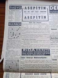 Cumhuriyet Gazetesi - 16 Birinciteşrin (Ekim) 1944 -  Bundan Sonra Harp Değil İntihardır Yazan Abidin Daver Köşe Yazısı - Macaristan Mütareke İstedi - Genelkurmay Başkanının Macar Ordusuna Günlük Emri - Sovyet Orduları Prusyaya Girdi Fotoğraf - Ankara'da At Yarışları - Başvekilimiz Şükrü Saracoğlu Amatör Atçıları Kabul Ederek Kendilerine İltifatta Bulundu - Aachen Şehri Düştü - Belçika'da Kurtarılan Bir Şehirde Çocuklar Amerikan Askerlerini Çiçeklerle Karşılıyor Fotoğraf - Mussolini'nin Siyah Gömleklilere Hitabesi - Mareşal Rommel Öldü - Yunanistan'da İngiliz Kıtaları Süratle İlerliyor - Tifo Hastalığı Artıyor - Bütün Liselerde Bir Spor Yurdu Kuruluyor - Düşman İşgaline Uğrayan Memleketler - Doludizgin Yazan Rene Fanjailaz Yazı Dizisi - Karanlıkta Yürümenin Adabı Yazan Burhan Felek Köşe Yazısı - Churchill Şerefine Verilen Müsamere - Bugünkü Radyo Programı - Bulmaca - Derman Ağrı Kesici - Rida Diş Suyu - Tural Öksürüğü Ve Bronşiti Derhal Keser - Soğuk Algınlığına Karşı Koton