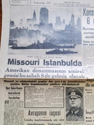 Cumhuriyet Gazetesi - 5 Nisan 1946 - Dost Amerika'nın Denizcilerini Karşılarken Yazan Nadir Nadi Köşe Yazısı - Missouri İstanbul'da - Misouri Hareketinden Evvel New York Limanında Fotoğraf - Güvenlik Konseyi İran Meselesini 6 Mayısa Bıraktı - İngiltere Arnavutluk İle Münasebatını Kesti - Harp Devamınca Alman Genelkurmay Başkanlığı Yapan Mareşal Keitel Hitler'e Sövüyor - Mehmed Münirin Fikir Tarihimizdeki Mevkii Yazan Profesör Ziyaeddin Fahri Fındıkoğlu - İzmir At Yarışlarının Üçüncü Haftasına Aid Program - Gazi Osman Paşa Mezarında Dün Tören Yapıldı - İzmir Kayagücü Takımı Geldi - Miskinler Tekkesi Yazan Reşat Nuri Güntekin Yazı Dizisi - Stalin Amerika Büyükelçisinin Kabul Etti - Meşrutiyet Tiyatrosu Baykuş - Amcabey Missouri'de Çizen Cemal Nadir Karikatür Çizen Cemal Nadir Karikatür - EIA Radyo - Aga Plak Değiştirici Makinesi - Bugünkü Radyo Programı - Muammer Karaca Tiyatrosu Platin Palas Beyoğlu Lale Sinemasında - Zeki Çan Çil İlacı - Tokalon Pudra