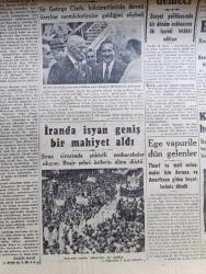 Cumhuriyet Gazetesi - 26 Eylül 1946 - Anlaşılmaz Bir Ferahlık Yazan Nadir Nadi Köşe Yazısı - Yeni Yıl Bütçesi - Maliye Bakanı Halid Nazmi Keşmir Makamında Fotoğraf- Stalin'in Demeci - Eski İngiliz Demeci Sir George Clark Dün İstanbul'a Geldi - Yunanistan'da Dahili Harp Sahası Genişledi - Vardar Vadisinde Dört Bin Kişi Çarpışıyor - Dil Bayramı Bugün Bütün Halkevlerinde Törenle Yapılacak - İran'da İsyan Geniş Bir Mahiyet Aldı - Boğazlar Üzerinde Rus Talepleri - Yerli Mallar Pazarları - Dil Bayramında Yapılacak Küçük İşlere Dair Yazan Ahmed Halil - Raşid Rıza Tiyatrosu Üvey Baba Yeşilköy Park Gazinosunda - Yemek Futbol Kupasını Bira Fabrikası Kazandı - Hamiyet Yüceses ve Suzan Yakar Beşiktaş Bahçesinde - Yavuz Sultan Selim Ağlıyor Yazan Feridun Fazıl Tülbentçi Yazı Dizisi - Siyasi İcmal Güven Buhranı Yazan Ömer Rıza Doğrul Köşe Yazısı - Sinir Harbi Karşısında Türkiye ve Yunanistan - Müşaare Renkli Karikatür Çizen Cemal Nadir - Bugünkü Radyo Programı - Borsa -  Şehir Tiyatroları Programı