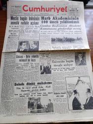 Cumhuriyet Gazetesi - 1 Kasım 1946 - Meclis Açılırken Yazan Nadir Nadi Köşe Yazısı - Meclis Bugün İsmet İnönü'nün Senelik Nutkuyla Açılıyor - Harp Akademisinin 100. Yıldönümü - Şanlı Türk Ordusundan Bir Görünüş - Sağlık Bakanı Doktor Behçet Uz - Mareşal Fevzi Çakmak Demokrat Partiye Mi İltihak Etti - Üniversite Bugün Törenle Açılıyor - İtalya'dan Alınacak Sekiz Vapur - Cemal Nadir Karikatür - Eski Meclis Mebusan Reisi Halil Menteşe'nin Hatıraları Yazı Dizisi - Türk Güreşi Yazan İsmail Habib Sevük - Ankara'daki Yedinci Hafta At Yarışı Koşularının Programı - Yavuz Sultan Selim Ağlıyor Yazan Feridun Fazıl Tülbentçi Yazı Dizisi - Amcabey Ve Bir İcad Çizen Cemal Nadir - Cumhuriyet Kupasını İstanbul Muhteliti Kazandı - Safiye Ayla Hacer Buluş Ve Meşhur Pamukçu Efeler Taksim Kristal Salonunda - Küçük Hikaye Katil Çeviren Hamdi Varoğlu - Bahçe Mimarı Mevlüt Baysal - Ankara'nın En Tanınmış Müessesi Şekerci Hacı Bekir - Gripin - Bugünkü Radyo Programı - Singer Saat Mağazaları - Kapilin