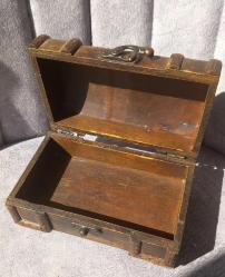 EL YAPIMI AHŞAP TAKI KUTUSU. 16 X 9.5 X 7 CM. KONDİSYON YÜKSEK KOLEKSİYONLUK