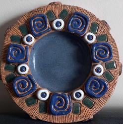 EL YAPIMI VE EL BOYAMASI ÇÖMLEK SÜS TABAĞI.  KENARINDAKİ DESENİN BİRİNDE KÜÇÜK BİR ATIK VAR. ONUN DIŞINDA KONDİSYON YÜKSEK KOLEKSİYONLUK NADİR