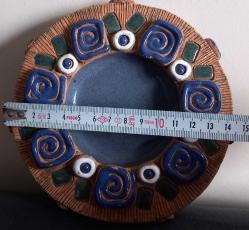 EL YAPIMI VE EL BOYAMASI ÇÖMLEK SÜS TABAĞI.  KENARINDAKİ DESENİN BİRİNDE KÜÇÜK BİR ATIK VAR. ONUN DIŞINDA KONDİSYON YÜKSEK KOLEKSİYONLUK NADİR