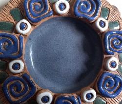 EL YAPIMI VE EL BOYAMASI ÇÖMLEK SÜS TABAĞI.  KENARINDAKİ DESENİN BİRİNDE KÜÇÜK BİR ATIK VAR. ONUN DIŞINDA KONDİSYON YÜKSEK KOLEKSİYONLUK NADİR