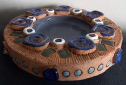 EL YAPIMI VE EL BOYAMASI ÇÖMLEK SÜS TABAĞI.  KENARINDAKİ DESENİN BİRİNDE KÜÇÜK BİR ATIK VAR. ONUN DIŞINDA KONDİSYON YÜKSEK KOLEKSİYONLUK NADİR