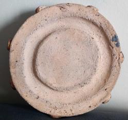 EL YAPIMI VE EL BOYAMASI ÇÖMLEK SÜS TABAĞI.  KENARINDAKİ DESENİN BİRİNDE KÜÇÜK BİR ATIK VAR. ONUN DIŞINDA KONDİSYON YÜKSEK KOLEKSİYONLUK NADİR