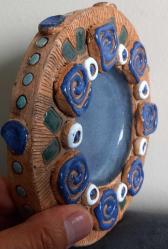 EL YAPIMI VE EL BOYAMASI ÇÖMLEK SÜS TABAĞI.  KENARINDAKİ DESENİN BİRİNDE KÜÇÜK BİR ATIK VAR. ONUN DIŞINDA KONDİSYON YÜKSEK KOLEKSİYONLUK NADİR