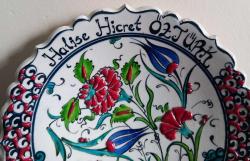 EL YAPIMI VE EL BOYAMASI ÇİNİ TABAK. BOGAZİÇİ EL SANATLARI YAZILI.  SANATÇI İSMİ ÜZERİNE İŞLENMİŞTİR.  LALE VE KARANFİL MOTİFLİ.