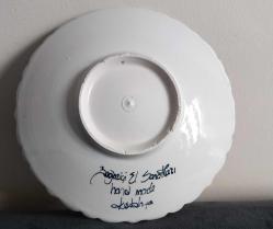 EL YAPIMI VE EL BOYAMASI ÇİNİ TABAK. BOGAZİÇİ EL SANATLARI YAZILI.  SANATÇI İSMİ ÜZERİNE İŞLENMİŞTİR.  LALE VE KARANFİL MOTİFLİ.