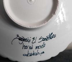 EL YAPIMI VE EL BOYAMASI ÇİNİ TABAK. BOGAZİÇİ EL SANATLARI YAZILI.  SANATÇI İSMİ ÜZERİNE İŞLENMİŞTİR.  LALE VE KARANFİL MOTİFLİ.