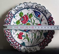 EL YAPIMI VE EL BOYAMASI ÇİNİ TABAK. BOGAZİÇİ EL SANATLARI YAZILI.  SANATÇI İSMİ ÜZERİNE İŞLENMİŞTİR.  LALE VE KARANFİL MOTİFLİ.