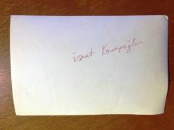 İSMET KASAPOĞLU'NUN ORİJİNAL FOTOĞRAFI - 18 x 12 cm EBADINDA - İSMET KASAPOĞLU BİR BİNANIN KAPISINDAN ÇIKARKEN ÇEKİLMİŞ BİR KARE