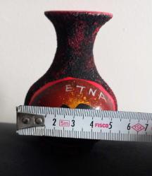 ETNA YANARDAĞI TEMALI EL YAPIMI MİNİ ÇÖMLEK VAZO.  KONDİSYON YÜKSEK KOLEKSİYONLUK NADİR TURKİYE'DE  PEK SATIŞI YOK.