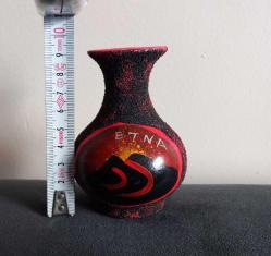 ETNA YANARDAĞI TEMALI EL YAPIMI MİNİ ÇÖMLEK VAZO.  KONDİSYON YÜKSEK KOLEKSİYONLUK NADİR TURKİYE'DE  PEK SATIŞI YOK.