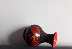 ETNA YANARDAĞI TEMALI EL YAPIMI MİNİ ÇÖMLEK VAZO.  KONDİSYON YÜKSEK KOLEKSİYONLUK NADİR TURKİYE'DE  PEK SATIŞI YOK.