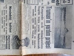 Cumhuriyet Gazetesi - 19 Mart 1947 - Ya Hürriyet Ya Ölüm Yazan Nadir Nadi Köşe - Büyük Bir Amerikan Filosu Geliyor - Amerikan Filosu Boğazları ve İstanbul'u Ziyaret Edecek - Truman'ın Yardım Projesi - Amerikan Büyükelçisi Edwin C. Wilson Ankara'dan Geldi Fotoğraf - Celal Bayar Tarsus'ta da Bir Hitabede Bulundu - Başbakan Recep Peker'in Beyanatı - Çanakkale Zaferinin Yıldönümü Her Tarafta Heyecanla Kutlandı - Eminönü Halkevinde Dün Gece Çanakkale Zaferi Temsili Fotoğraf - Şehir Komedi Tiyatrosunda Sırat köprüsü - Sovyet Temsil Politikasında Soyadlarının Rolü Yazan Ziyaeddin Fahri Fındıkoğlu - Küçük Hikaye Cüzamlı - Yıkılan Saadet Çemberlitaş Sinemasında - İstanbul Belediyesi Yazanlar Burhan Felek Köşe Yazısı - Aşk Uyanınca Nakleden Hamdi Varoğlu Yazı Dizisi - Yunus Emre Oratoryosu Paris'te Çalınacak - Gripin - Tural Öksürük ve Bronşite Karşı - Deva Ağrı Kesici - Meşhur İsviçre Ardath Saatleri - Bugünkü Radyo Programı - Parker Quink Mürekkep - Otokar - Borsa - General Electric Radyoları