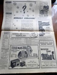Cumhuriyet Gazetesi - 19 Mart 1947 - Ya Hürriyet Ya Ölüm Yazan Nadir Nadi Köşe - Büyük Bir Amerikan Filosu Geliyor - Amerikan Filosu Boğazları ve İstanbul'u Ziyaret Edecek - Truman'ın Yardım Projesi - Amerikan Büyükelçisi Edwin C. Wilson Ankara'dan Geldi Fotoğraf - Celal Bayar Tarsus'ta da Bir Hitabede Bulundu - Başbakan Recep Peker'in Beyanatı - Çanakkale Zaferinin Yıldönümü Her Tarafta Heyecanla Kutlandı - Eminönü Halkevinde Dün Gece Çanakkale Zaferi Temsili Fotoğraf - Şehir Komedi Tiyatrosunda Sırat köprüsü - Sovyet Temsil Politikasında Soyadlarının Rolü Yazan Ziyaeddin Fahri Fındıkoğlu - Küçük Hikaye Cüzamlı - Yıkılan Saadet Çemberlitaş Sinemasında - İstanbul Belediyesi Yazanlar Burhan Felek Köşe Yazısı - Aşk Uyanınca Nakleden Hamdi Varoğlu Yazı Dizisi - Yunus Emre Oratoryosu Paris'te Çalınacak - Gripin - Tural Öksürük ve Bronşite Karşı - Deva Ağrı Kesici - Meşhur İsviçre Ardath Saatleri - Bugünkü Radyo Programı - Parker Quink Mürekkep - Otokar - Borsa - General Electric Radyoları