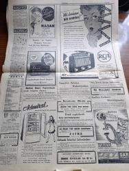 Cumhuriyet Gazetesi - 11 Nisan 1947 - İyi Bir Barış Yazan Nadir Nadi Köşe Yazısı - Amerikan Yardımının Gayesi İfşa Edildi - Amerika Ayanında Dün Hedefin Rus İlerlemesini Durdurmak Olduğu Bildirildi - Dün Güvenlik Konseyinde Yardım İçin Şiddetli Tartışmalar Oldu - Celal Bayar Ve Adnan Menderes'in İzmir'den Hareketlerine Ait Fotoğraf - Memleketimize Gelen Amerikalı Profesör Ruslarla Anlaşmak Andlaşma İle Olamaz Dedi - Seçimler Arifesinde Çakırbeyli Demokrat Parti Başkanı Mehmet Budaklıyı Kim Öldürdü - Atina'da İki Türk Sanatkarı Orhan Borar Ve Mithat Fenmen'in Konseri - Dünyada Neler Oluyor - İngiltere'den Aldığımız 500 Uçağın Vasıfları Yazan Abidin Daver Köşe Yazısı - Bir Facia Karşı Yazan Ömer Rıza Doğrul Köşe Yazısı - Ben Kimin Yazan Burhan Felek - Marshall Stalin İle Görüşmeye Çalışacak - Ali Şir Nevai Hakkında Güzel Bir Konferans - İzmir Yarışlarının Üçüncü Hafta Programı - Cennette Bir Gece Kadıköy Opera Sinemasında - Milli Piyango 23 Nisan Çekilişi - Songster 1 İğne 10 Plak Çalar