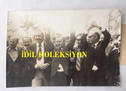 DİSK GENEL BAŞKANI KEMAL TÜRKLER'İN ORİJİNAL FOTOĞRAFI - 18 x 12 cm EBADINDA - KEMAL TÜRKLER HAKKINDA GIYABİ TUTUKLAMA KARARI ALINDIKTAN SONRA 4 ARKADAŞIYLA BAKIRKÖY ADLİYESİ'NE GELİRKEN, 1976