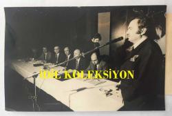 DİSK GENEL BAŞKANI KEMAL TÜRKLER'İN ORİJİNAL FOTOĞRAFI - 18 x 12 cm EBADINDA - DİSK ''GENEL AFFI GEREKTİREN ve GEREKTİRDİĞİ SORUNLAR'' KONULU BİR AÇIK OTURUM DÜZENLEDİ, PROF. DR. NEVZAT GÜREL'İN BAŞKANLIĞINDA DÜZENLENEN AÇIK OTURUMDA KEMAL TÜRKLER KONUŞMA YAPARKEN ÇEKİLMİŞ BİR FOTOĞRAF, 21 ŞUBAT 1974