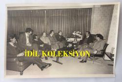 DİSK GENEL BAŞKANI KEMAL TÜRKLER'İN ORİJİNAL FOTOĞRAFI - 18 x 12 cm EBADINDA - KEMAL TÜRKLER DİĞER SENDİKACILARLA TOPLANTI YAPARKEN