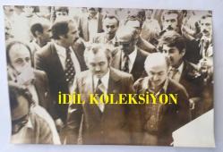 DİSK GENEL BAŞKANI KEMAL TÜRKLER'İN ORİJİNAL FOTOĞRAFI - 18 x 12 cm EBADINDA - KEMAL TÜRKLER ve DİSK KURUL ÜYELERİ HAKLARINDA GIYABİ TUTUKLAMA KARARINA İSTİNADEN BAKIRKÖY SAVCILIĞINA GİDERLERKEN, 22 EYLÜL 1976