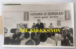 DİSK GENEL BAŞKANI KEMAL TÜRKLER'İN ORİJİNAL FOTOĞRAFI - 18 x 12 cm EBADINDA - KEMAL TÜRKLER, KERAMİK İŞ SENDİKASI 3'ÜNCÜ GENEL KURULUNDA KONUŞMA YAPARKEN, 13-14 KASIM 1974 - DİSK, İCF