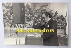 DİSK GENEL BAŞKANI KEMAL TÜRKLER'İN ORİJİNAL FOTOĞRAFI - 18 x 12 cm EBADINDA - KEMAL TÜRKLER, SPOR ve SERGİ SARAYINDA TOPLANAN TEMSİLCİLER MECLİSİNDE KONUŞMA YAPARKEN, 9 EKİM 1977