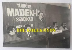 DİSK GENEL BAŞKANI KEMAL TÜRKLER'İN ORİJİNAL FOTOĞRAFI - 18 x 12 cm EBADINDA - KEMAL TÜRKLER, MADEN-İŞ SENDİKASI BASIN KONFERANSINDA KONUŞURKEN, 2 NİSAN 1980