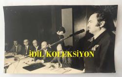 DİSK GENEL BAŞKANI KEMAL TÜRKLER'İN ORİJİNAL FOTOĞRAFI - 14 x 9 cm EBADINDA - DİSK ''GENEL AFFI GEREKTİREN ve GEREKTİRDİĞİ SORUNLAR'' KONULU BİR AÇIK OTURUM DÜZENLEDİ, PROF. DR. NEVZAT GÜREL'İN BAŞKANLIĞINDA DÜZENLENEN AÇIK OTURUMDA KEMAL TÜRKLER KONUŞMA YAPARKEN ÇEKİLMİŞ BİR FOTOĞRAF, 21 ŞUBAT 1974