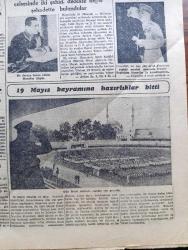 Cumhuriyet Gazetesi - 17 Mayıs 1947 - Sulhun Gecikmesi Yüzünden Köşe Yazısı - Truman Bugün Yardım Tasarısını İmza Ediyor - Cumhurbaşkanı İsmet İnönü Dün Erkek Sanat Okulunu Kızılay Aşamasını Ve Cerrahpaşa Hastanesini Gezdi Fotoğraf - Hayrabolu Jandarma Komutanı Yüzbaşı Ali Ertan'ın Muhakemesi - Kırkpınar Güreşlerine Katılacak Pehlivanlar Fotoğraf - Aksaray Topkapı Yolu Nasıl Yapılıyor - Dün İnönü Stadında Yapılan 19 Mayıs Provaları - Ölümünün 67. Yıldönümünü Vesilesiyle Şair Ziya Paşa Yazan Taha Toros - Sosyalist İngiltere'nin 1947 Senesi Bütçesi - Markopaşa Gazetesi Kapatıldı - Türkçe Sözlü Şark Dramı Naime Şark Sinemasında - Bolşevikler Açık Ve Dürüst Konuşabilir Mi - Adak Yazan Kemal Ragıp Yazı Dizisi - Şaşılacak Hünerler Yazan Burhan Felek Köşe Yazısı - Galatasaray Vefa Karşılaşıyor - Doktor Hermann İstanbul'da Konserler Verecek - Eski Tekel Ve Gümrük Bakanı Suad Hayri Ürgüplü Hakkımdaki Soruşturmalar Açıldı - Bugünkü Radyo Programı - Bulmaca - Seiberling Lastikleri - Zehra Bilir