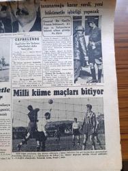 Cumhuriyet Gazetesi - 24 Haziran 1940 - Yarım Barış Bütün Barış Yazan Yunus Nadi Köşe Yazısı - Mütareke Şartları Müthiş - Roma Civarında Bir Villada İtalya İle Müzakereler Başladı - Fransız Kabinesine Giren Nazırlardan Laval Ve Marquet Fotoğraf - Londra'da Yeni Bir Fransız Hükümeti - Bugünkü Amerikan Donanmasından Bir Filo Fotoğraf - Milli Küme Maçları Bitiyor - Fenerbahçe Beşiktaş'ı Yendi Fotoğraf - Galatasaray Vefa'yı 3 0 Mağlup Etti - Amerika Süratle Silahlanıyor - Küçük Hikaye Suç Üzerinde Yazan Ahmed Hidayet - Tarihte Türkler ve İngilizler Yazan Ziya Şakir Yazı Dizisi - Yeni Rumen Sefiri M. Kruçesku İstanbul'da -  Maliye Vekili Fuad Ağralı İstanbul'da - Eminönünde Muvakkat Köprüsü Açıldı Fotoğraf - Cumhurreisimiz İsmet İnönü At Yarışlarında - Fenerbahçe Kurtuluş Atletizm Maçı - Dünkü Yüzme Yarışlarına Giren Sporcular Fotoğraf - Cumhuriyet Kız Enstitüsü Sergisi - Türkiye İş Bankası - Bugünkü Radyo Programı - Günün Bulmacası - Frengi Ve Belsoğukluğuna Karşı Protejin - Sümerbank