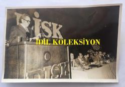 DİSK GENEL BAŞKANI KEMAL TÜRKLER'İN ORİJİNAL FOTOĞRAFI - 18 x 12 cm EBADINDA - KEMAL TÜRKLER DİSK KONGRESİNDE KÜRSÜDE KONUŞMA YAPARKEN, 23 ARALIK 1977