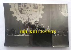 DİSK GENEL BAŞKANI KEMAL TÜRKLER'İN ORİJİNAL FOTOĞRAFI - 18 x 12 cm EBADINDA - KEMAL TÜRKLER, SPOR ve SERGİ SARAYINDA BANK-SEN ve BAYSEN SENDİKALARININ GENEL TEMSİLCİLER MECLİSİ TOPLANTISINDA KÜRSÜDE KONUŞMA YAPARKEN