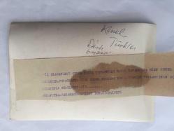 DİSK GENEL BAŞKANI KEMAL TÜRKLER'İN ORİJİNAL FOTOĞRAFI - 18 x 12 cm EBADINDA - KEMAL TÜRKLER, DİSK'İN OLAĞANÜSTÜ GENEL KURUL TOPLANTISINDA AÇILIŞ KONUŞMASI YAPARKEN, 24 EKİM 1976