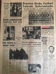 YENİ SABAH GAZETESİ 3 NİSAN 1959 YIL :21 SAYI :7215--Kıbrıs da 4 EOKA cı Vekil Oldu: F.Küçük  Geçici Hükümete Girmediği .Makarios Maliye Hariciye Vekillerini Aldı  --Haluk Şaman Memurlar yüzde 31 zam gördü dedi ---Üç Vilayette dün şiddetli iki deprem kaydedildi --Yardımcı ,Maarif Meseleleri Hakkında Geniş İzahat Verdi --Marmara da 2 genç kayboldu --Eisenhower NATO Komünist İlerlemesini Durdurdu Dedi ---Karanlık da ki  Milyonlar :Siyavuşgil --İstanbul Rehberi ---İsrail de ihtiyatların silah altına çağrılması seferberlik zannedildi --Üsküdar Kız Kolejinde Zehirlenme ---Ordu Takımı  bu sabah  antrenman yapacak ---Fransız Ordu Futbol Takımı Şehrimizde ---Bahsi müşterek ve olimpiyat tesisleri ---Voleybol liginde prestij maçı Galatasaray -Darüşşafaka --İsmail Galatasaray dan ayrılmak istiyor ---Bern B.Elçimiz  F.K Gökay dün gece yurda geldi ---Bir jet hava da infilak etti --Çocuğunun gözü önünde  karısını  boğarak öldürdü --Dağınık ve başıboş manzara --