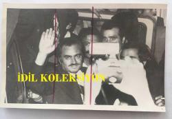 DİSK GENEL BAŞKANI KEMAL TÜRKLER'İN ORİJİNAL FOTOĞRAFI - 18 x 12 cm EBADINDA - KEMAL TÜRKLER, BAKIRKÖY 3. ASLİYE CEZA MAHKEMESİ TARAFINDAN HAKKINDA TUTUKLAMA KARARI  SONRASINDA SAĞMALCILAR CEZAEVİNE GÖTÜRÜLÜRKEN, 22 EYLÜL 1976