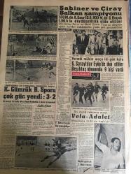 YENİ SABAH GAZETESİ 20 EYLÜL 1958 YIL :21 SAYI :7020---Rumlar ,Limasol da ki Türk mezarlığını yaktılar :Kıbırs da yeni kanlı hadiseler bekleniyor ---Başvekil dün Ege seyahatine çıktı ---Narhtan sonra piyasaya taşlı çöplü pirinç ve fasulye  geliyor ---Maliye Vekili ,dün Amerika dan geldi ---Tehdit mektupları  yazan  memuru zarf ele verdi ---Ordu mensuplarına ,blok apartmanlar  yaptırılıyor ---Yol estetiği :Siyavuşgil ---Sinemacılar yeniden zam talep ettiler --İstanbul Rehberi ---Cezayirli Milliyetçiler Kahire de Muvakkat bir hükümet kurdu --Son günlerde Van ve Hakkari dağlarında haydutlar türedi ----Gemi sanayii işçileri dün Dz. Bankasını  protesto etti ---Meşhurların sayfiye şehri :St .Tropez ---Şahiner  ve Çiray Balkan Şampiyonu ---K.Gümrük B.Sporu çok güç yendi :3-2--Galatasaraylılar Eyüp de dua  ettiler  Beşiktaş idmanında 9 kişi vardı ---