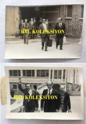 DİSK GENEL BAŞKANI KEMAL TÜRKLER'İN ORİJİNAL 2'Lİ FOTOĞRAF SETİ - 18 x 12 cm EBADINDA - İŞÇİLERİ KANUNSUZ GREVE TEŞVİK ve TAHRİK ETTİKLERİ İDDİASI İLE TUTUKLANAN KEMAL TÜRKLER, YÜRÜTME KURULU ÜYELERİ KEMAL NEBİOĞLU, CELAL KÜÇÜK, MEHMET KILIÇ ve RIZA GÜVEN İSTANBUL İKİNCİ AĞIR CEZA MAHKEMESİNİN TAHLİYE KARARI ÜZERİNE  BAYRAMPAŞA CEZAEVİNDEN SERBEST BIRAKILDILAR. 23 EYLÜL 1976