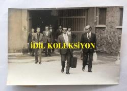 DİSK GENEL BAŞKANI KEMAL TÜRKLER'İN ORİJİNAL 2'Lİ FOTOĞRAF SETİ - 18 x 12 cm EBADINDA - İŞÇİLERİ KANUNSUZ GREVE TEŞVİK ve TAHRİK ETTİKLERİ İDDİASI İLE TUTUKLANAN KEMAL TÜRKLER, YÜRÜTME KURULU ÜYELERİ KEMAL NEBİOĞLU, CELAL KÜÇÜK, MEHMET KILIÇ ve RIZA GÜVEN İSTANBUL İKİNCİ AĞIR CEZA MAHKEMESİNİN TAHLİYE KARARI ÜZERİNE  BAYRAMPAŞA CEZAEVİNDEN SERBEST BIRAKILDILAR. 23 EYLÜL 1976